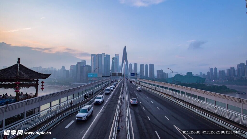 城市高架与古典建筑景观