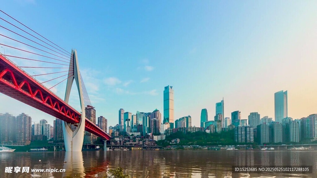 城市桥梁与天际线景观