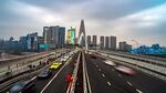城市高架桥上车流与天际线
