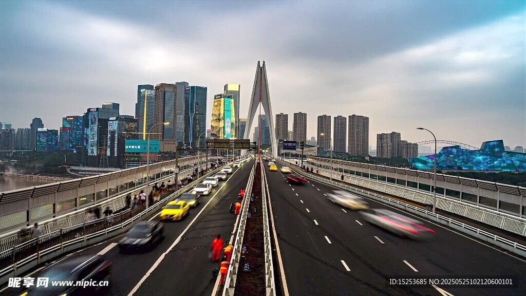 城市高架桥上车流与天际线
