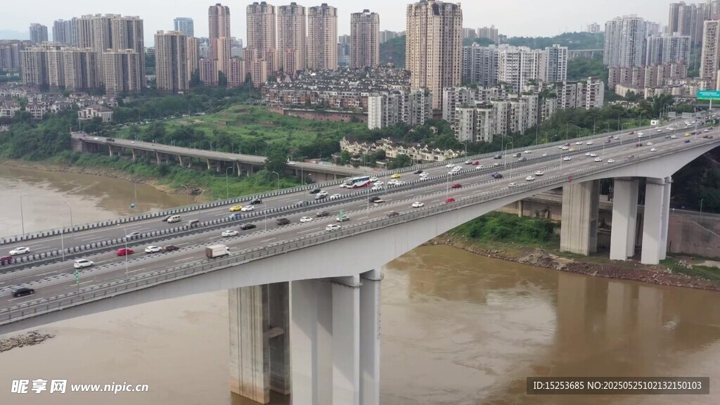 城市跨江大桥交通景象