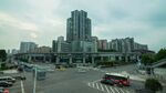 城市商业区高楼与停车场