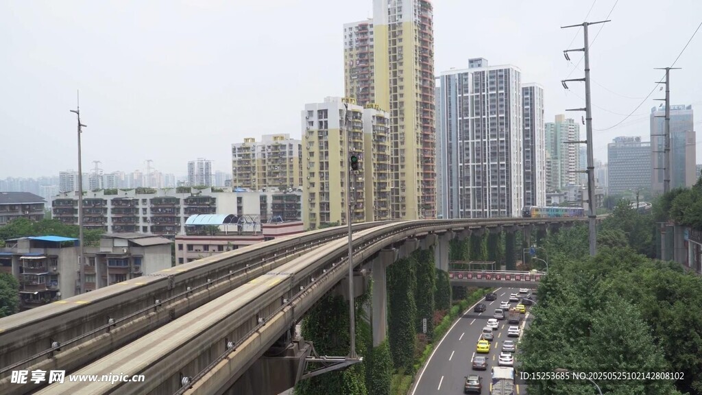 城市高架桥与林立高楼