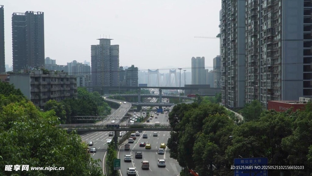 城市道路与林立高楼景观