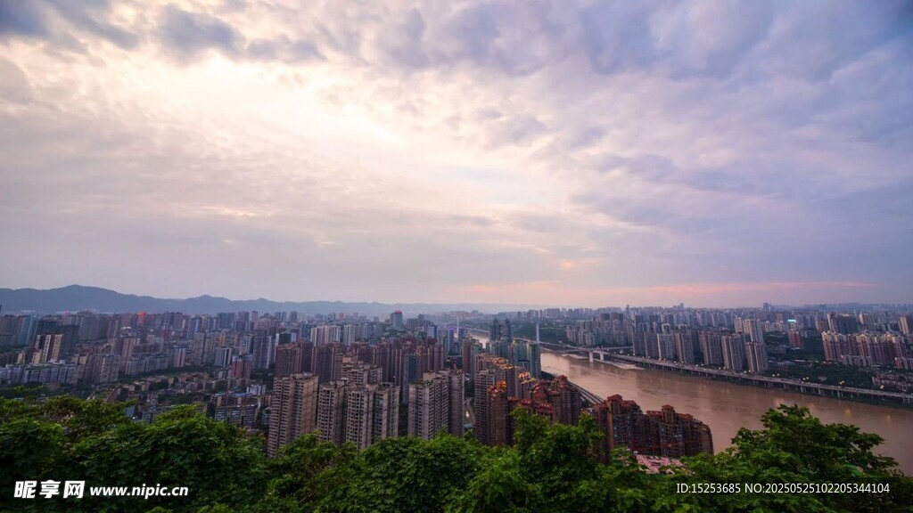 城市天际线与自然风光