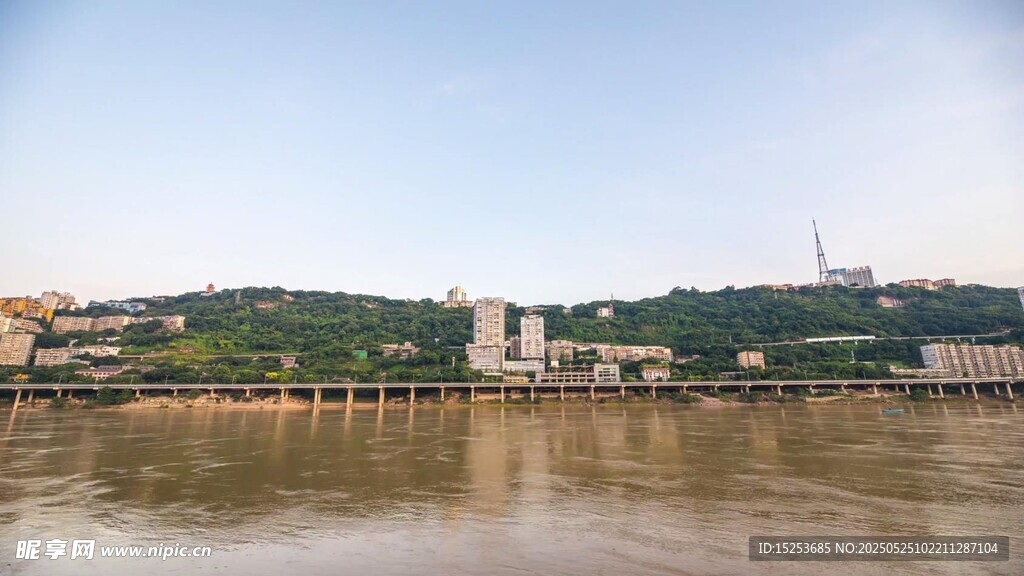 江边城市风光全景
