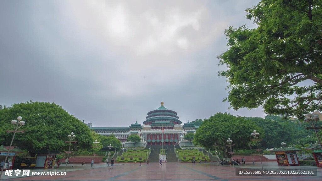 古典建筑前的绿树景观