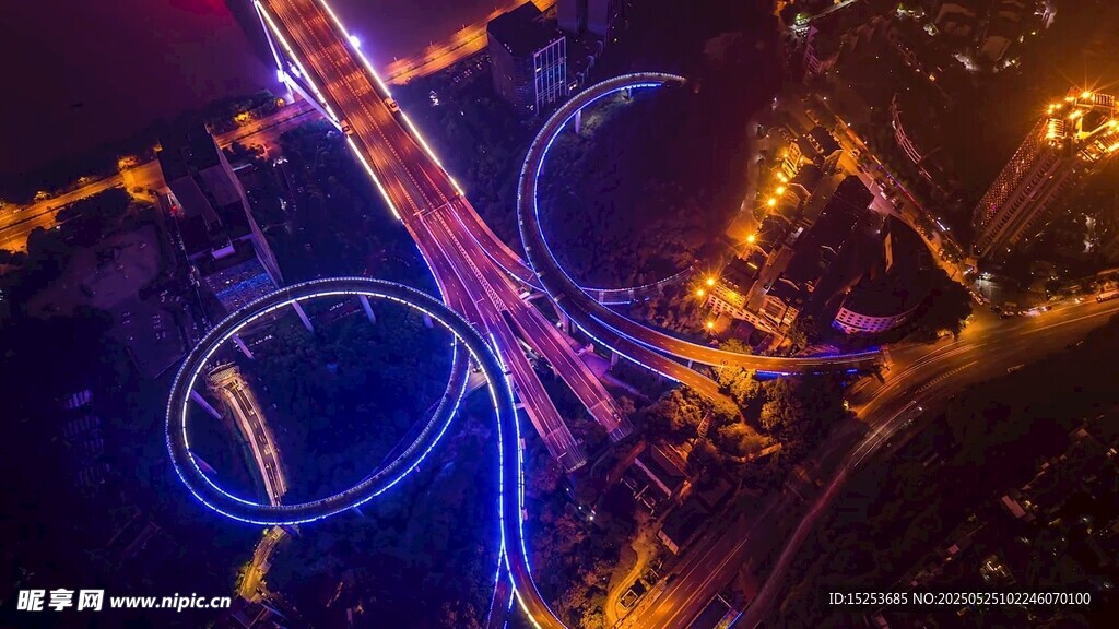 城市夜景中的绚丽灯光建筑