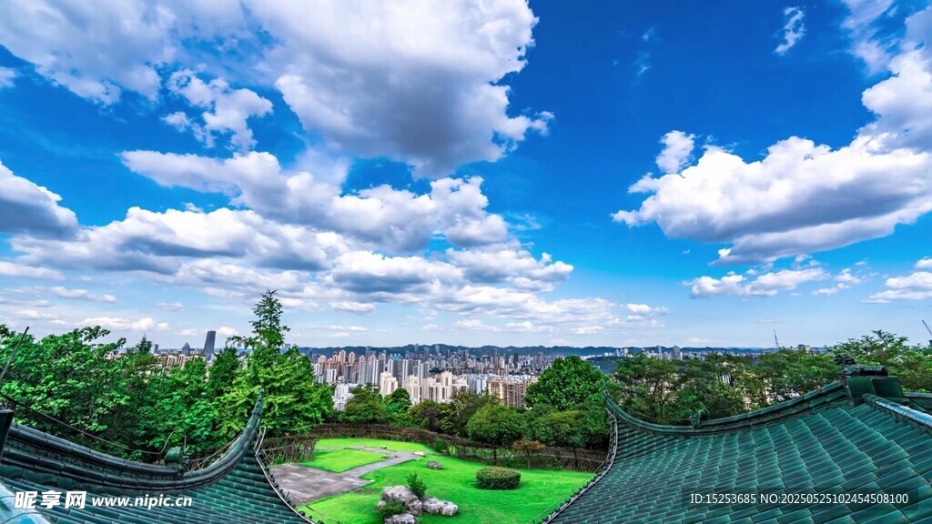蓝天绿地间的美丽景致