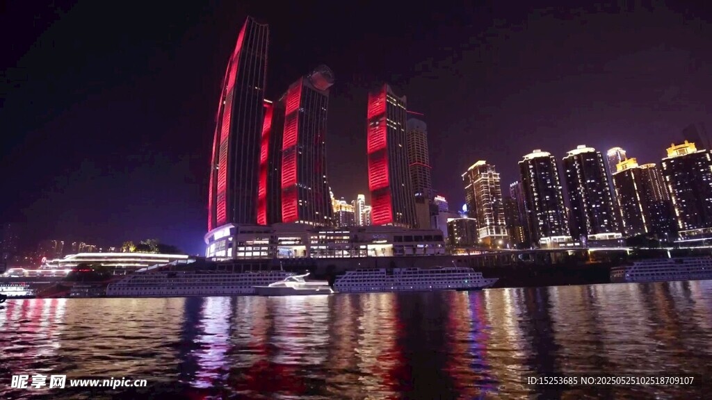 城市夜景中的璀璨摩天大楼