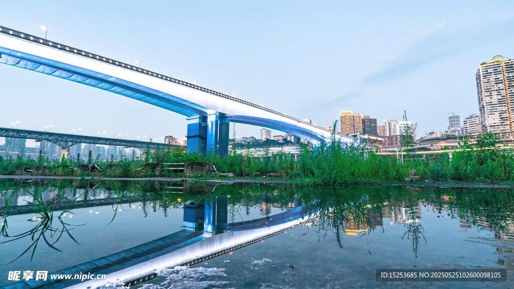 城市桥梁倒映平静水面
