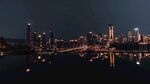 城市夜景璀璨灯火映水面