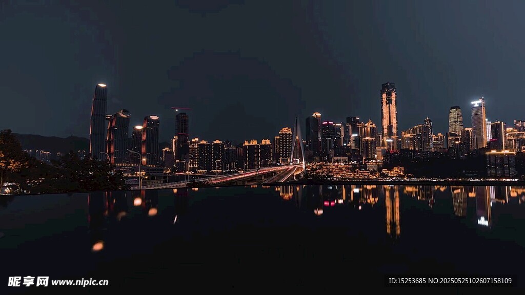 城市夜景璀璨灯火映水面
