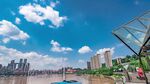 城市河畔蓝天美景