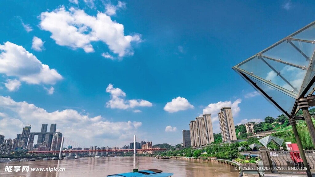 城市河畔蓝天美景