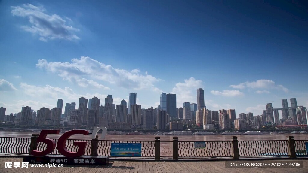 城市天际线与5G标识景观