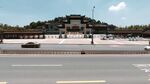 宏伟建筑前的宽阔道路