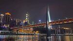 重庆夜景中的璀璨跨江大桥