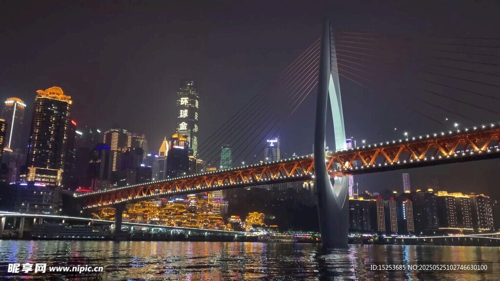 重庆夜景中的璀璨跨江大桥