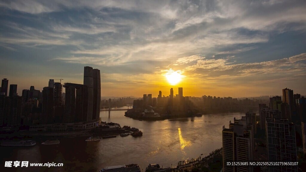 城市河畔壮丽日落景观