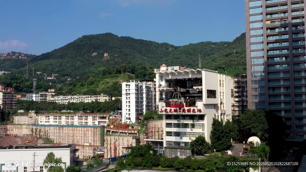 城市与远山的建筑景观