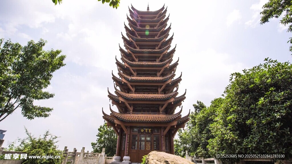 古朴宝塔立于绿树间