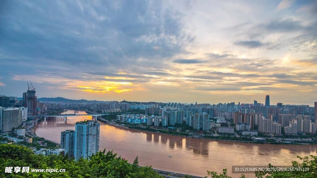 城市河畔壮丽黄昏景观