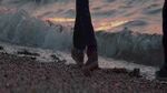 海边暮色下的行人身影