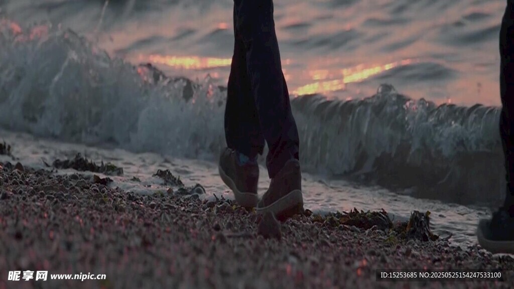 海边暮色下的行人身影