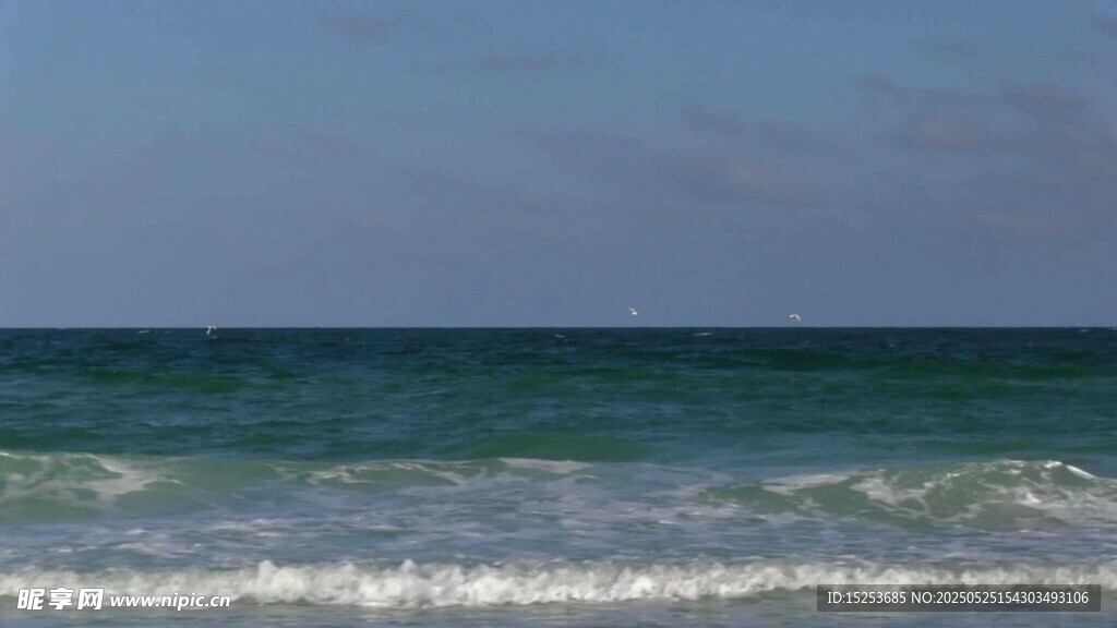 海浪翻涌的蔚蓝海岸线