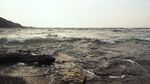 海边礁石与涌动的海水