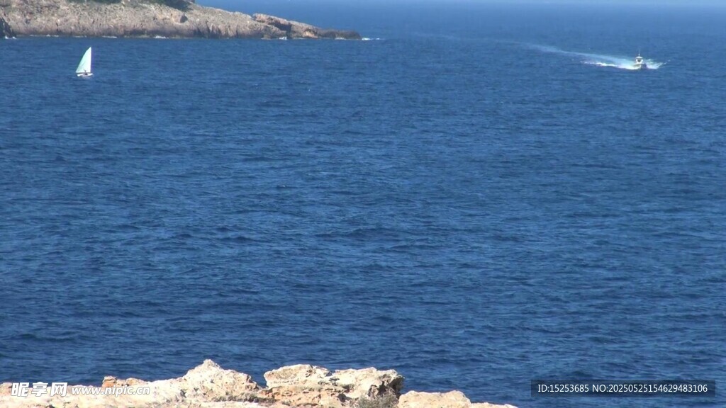 海边景致 海面船只与岩石