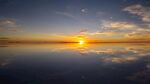 夕阳下的平静湖面美景
