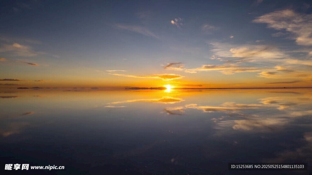 夕阳下的平静湖面美景
