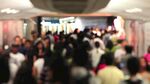 热闹展会现场人群涌动