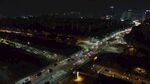 城市夜景中的繁忙公路