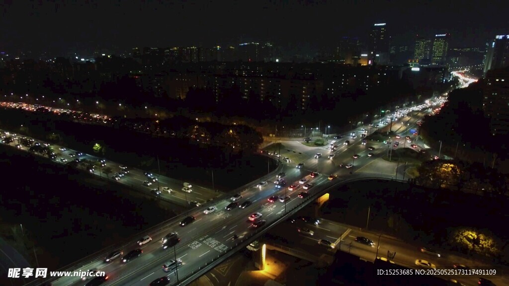 城市夜景中的繁忙公路