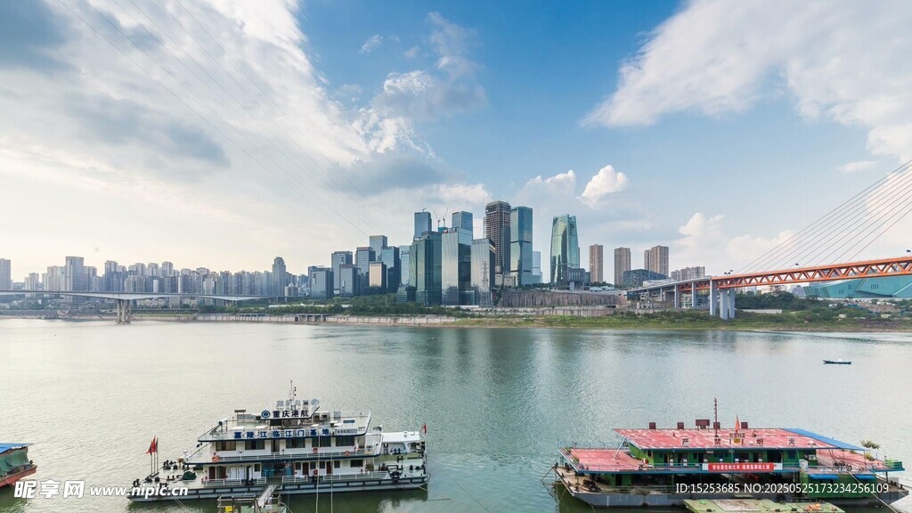 城市滨水风光与船只景观
