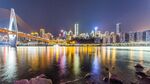 城市夜景下的璀璨江畔风光