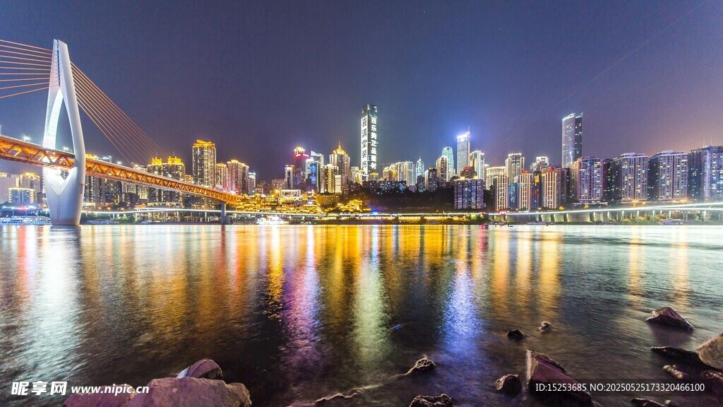 城市夜景下的璀璨江畔风光
