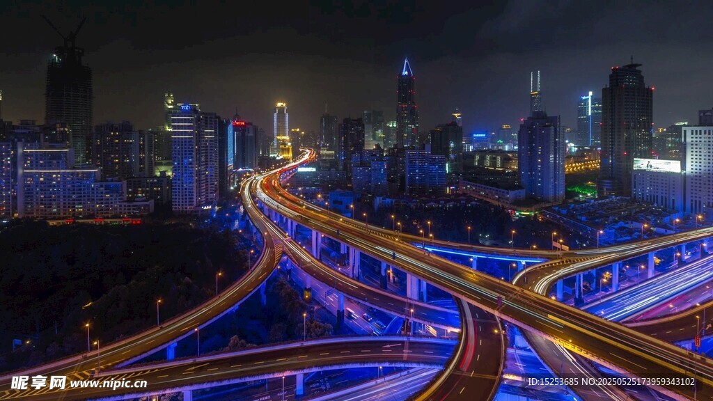 城市夜景中的璀璨交通脉络