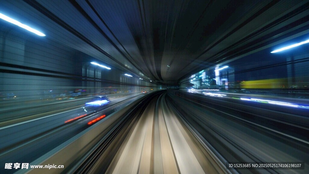 高速行驶中的隧道光影
