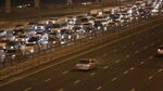夜晚城市拥堵的高速公路