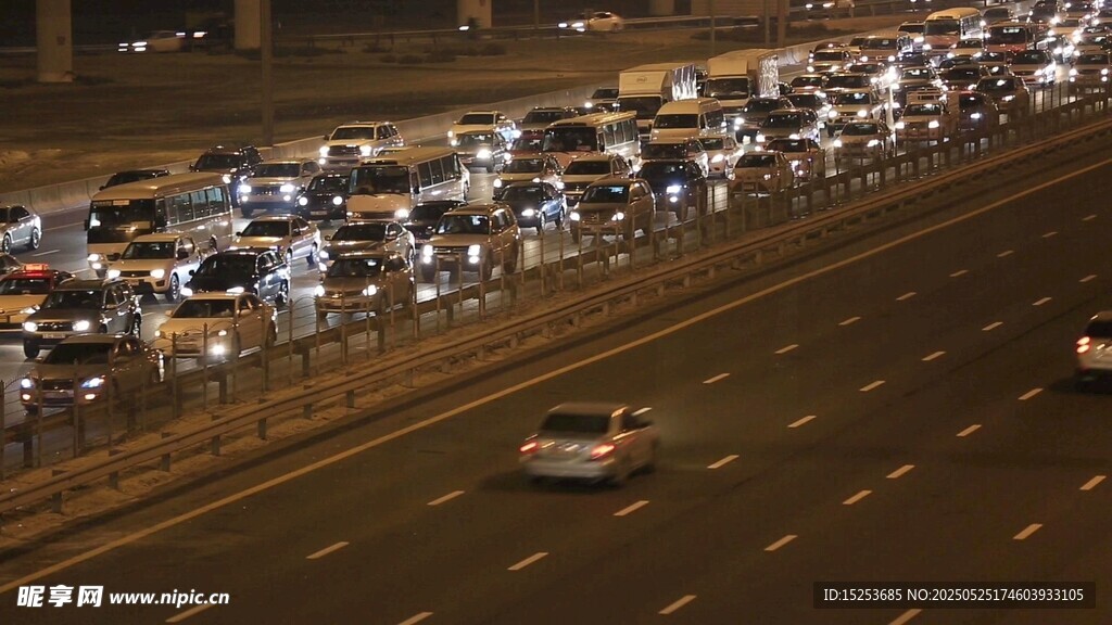 夜晚城市拥堵的高速公路