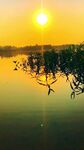 夕阳下的静谧湖面美景