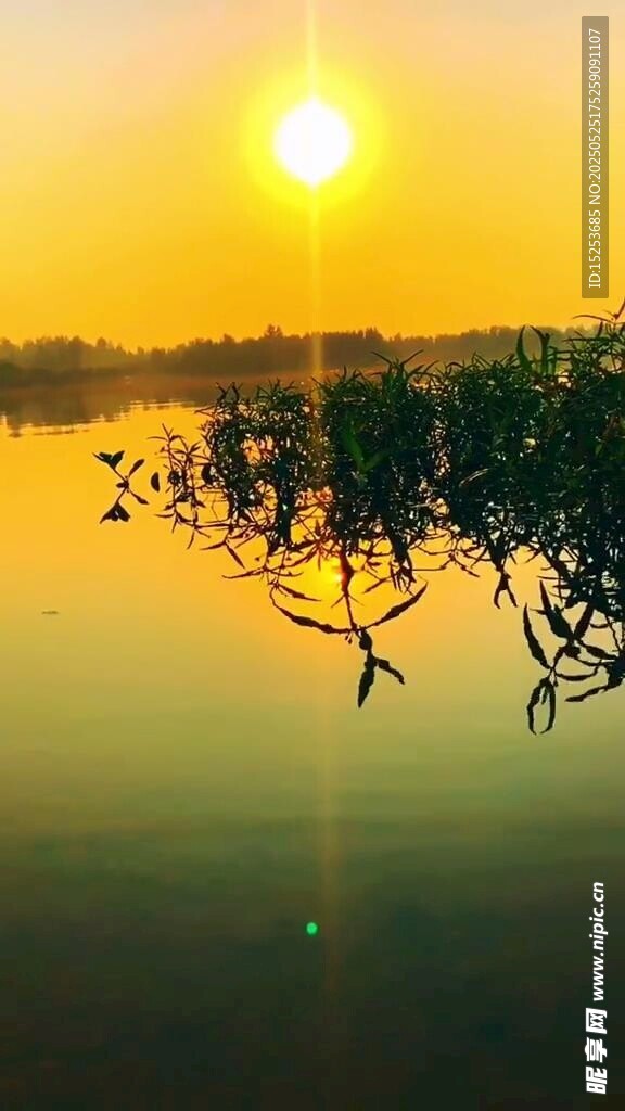 夕阳下的静谧湖面美景