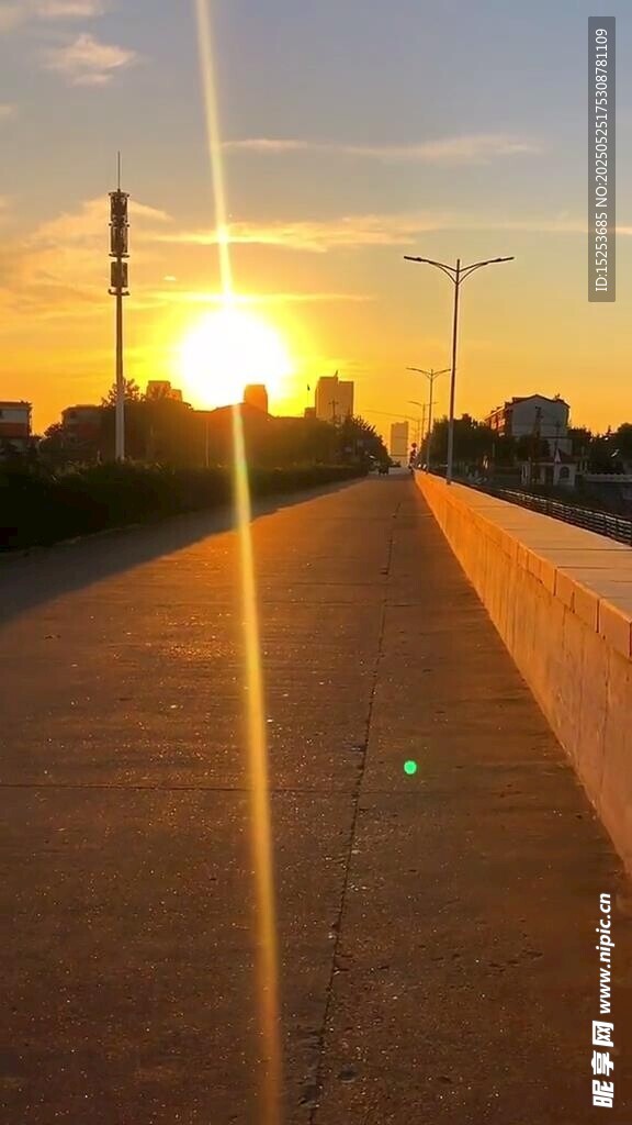 夕阳下的道路美景