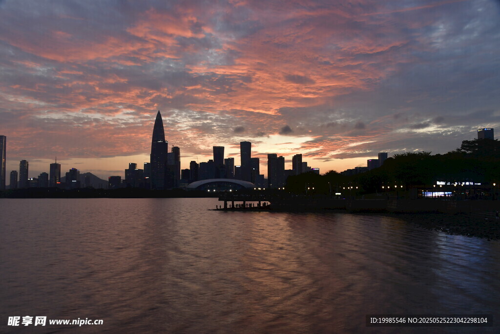 黄昏的海边夜景深圳湾