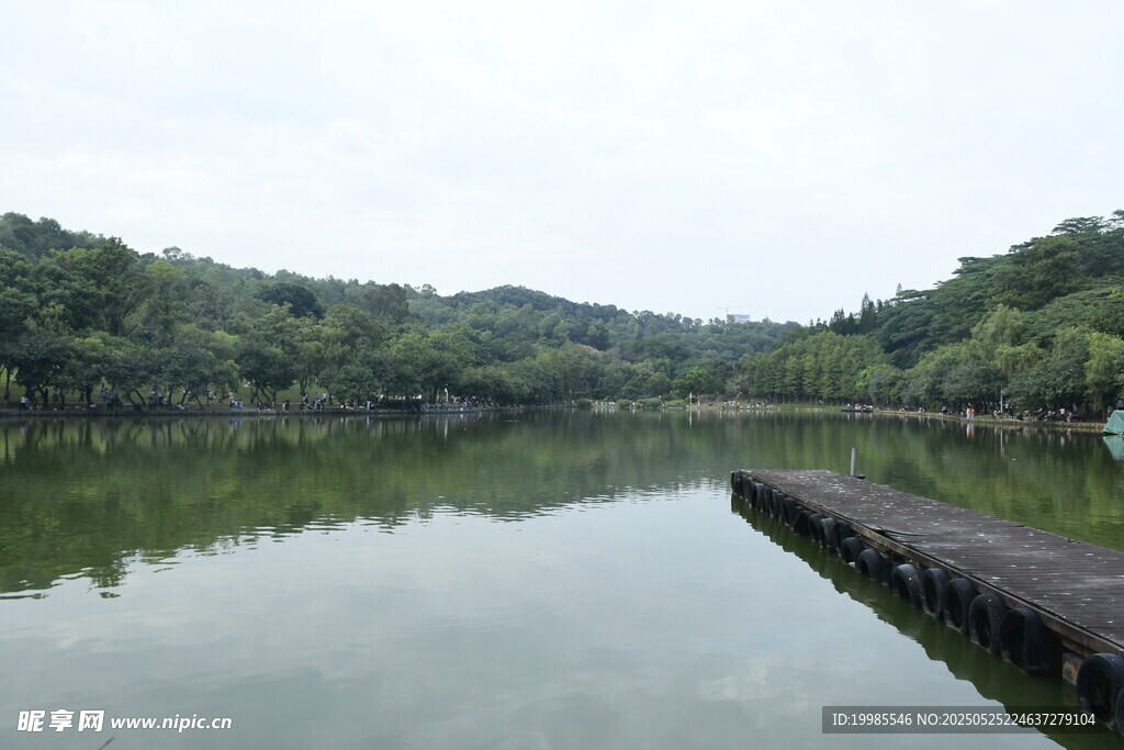 宁静的湖面水面倒影