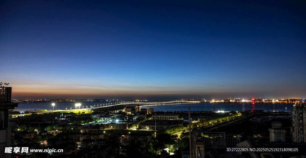 城市璀璨夜景俯瞰视角
